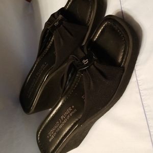 Adorable Donald J Pliner slides